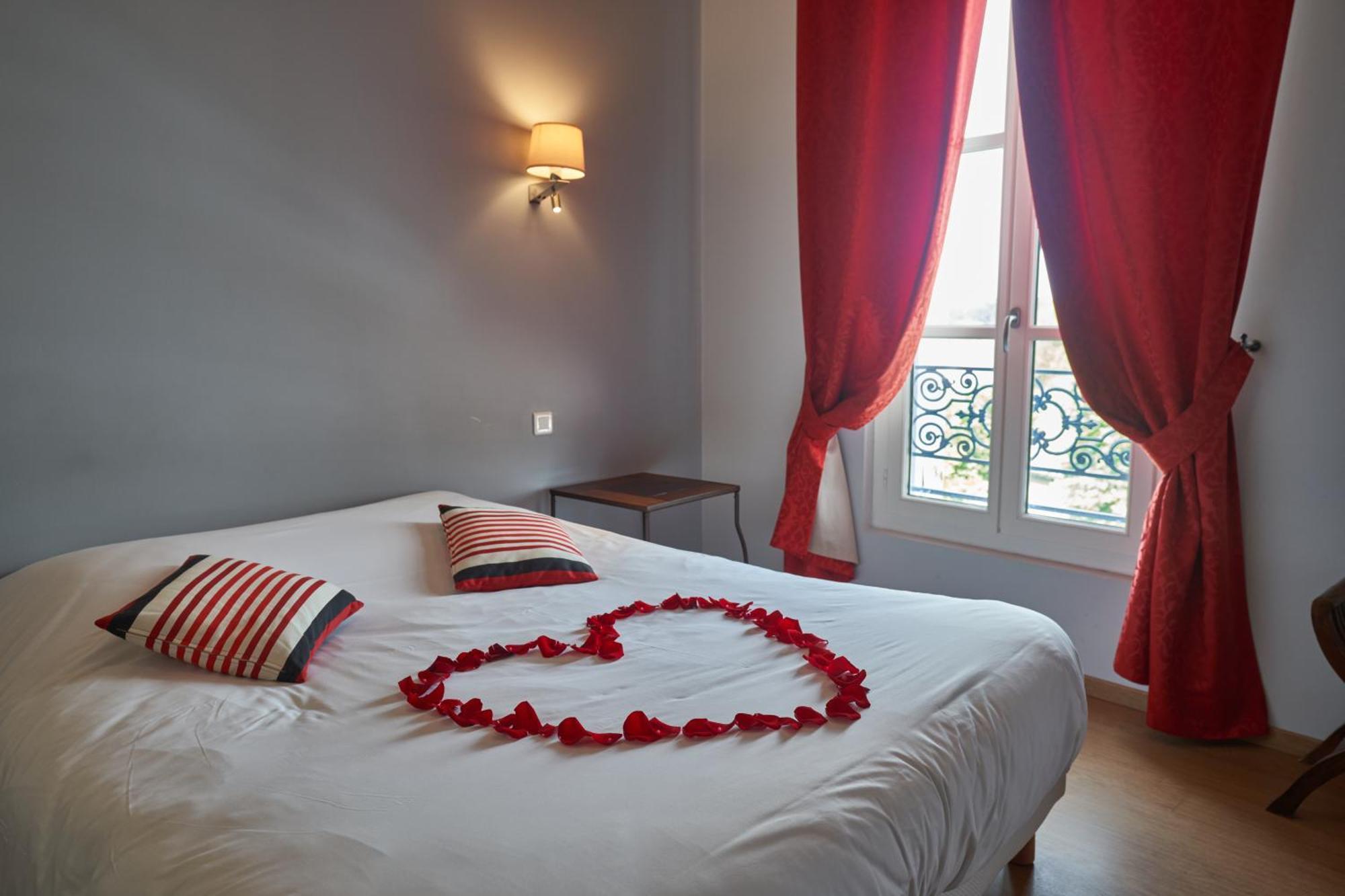 Logis Hotel De La Tour ลีบอร์น ภายนอก รูปภาพ