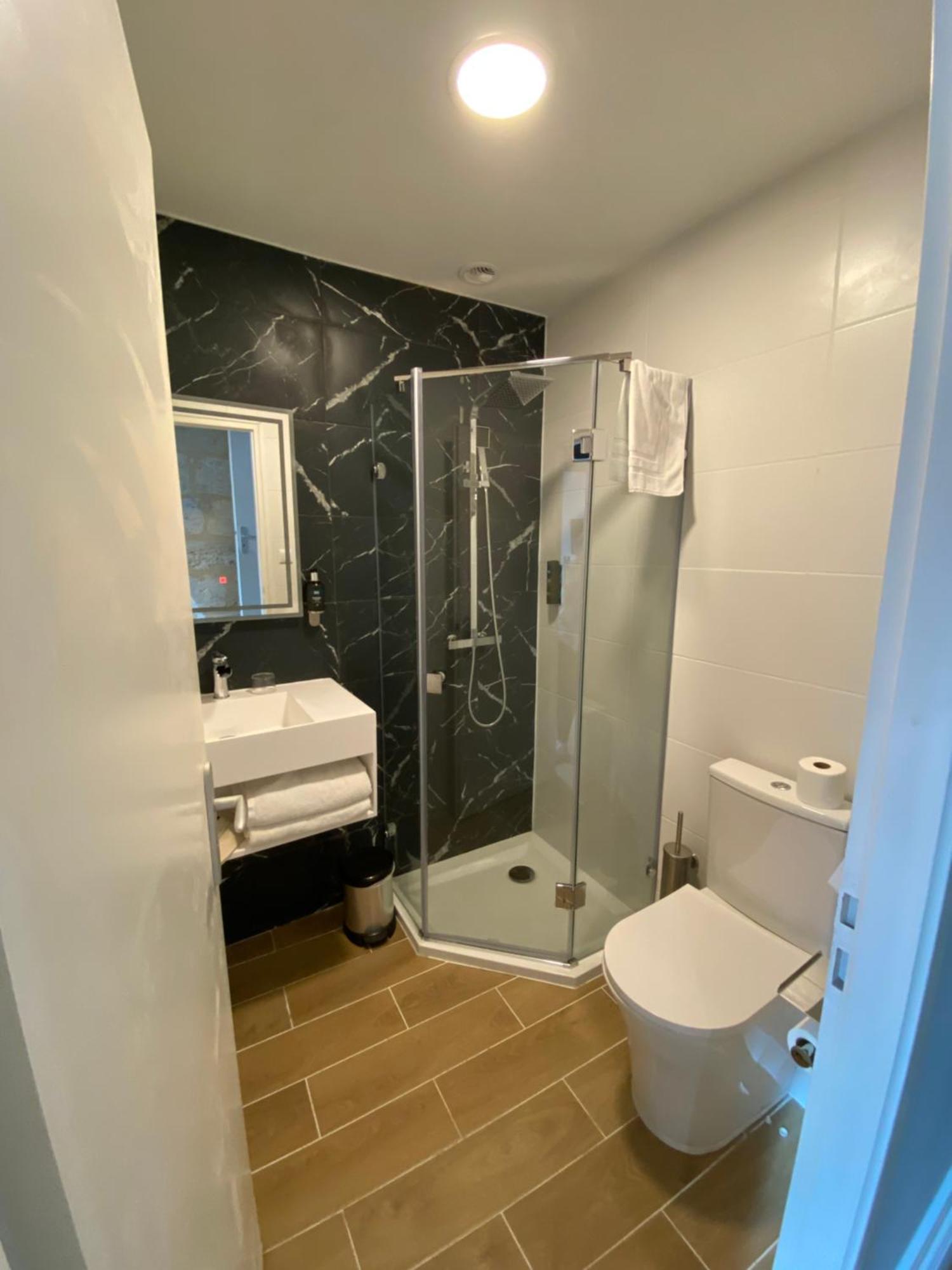 Logis Hotel De La Tour ลีบอร์น ภายนอก รูปภาพ